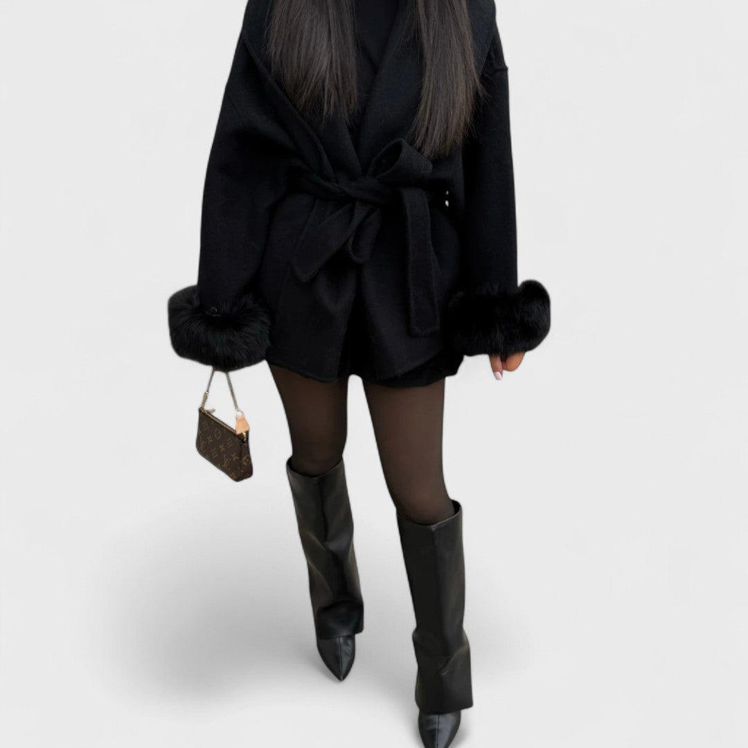 Karolina – Eleganter Mantel mit ökologischen Details aus Kunstfell