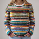 Weronika - Dunkler Retro-Pullover mit bunten Streifen