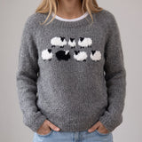 Jadwiga - Grauer Pullover mit Schafmotiv