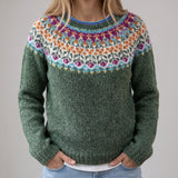 Dorota - Grauer Retro-Pullover mit buntem norwegischem Muster