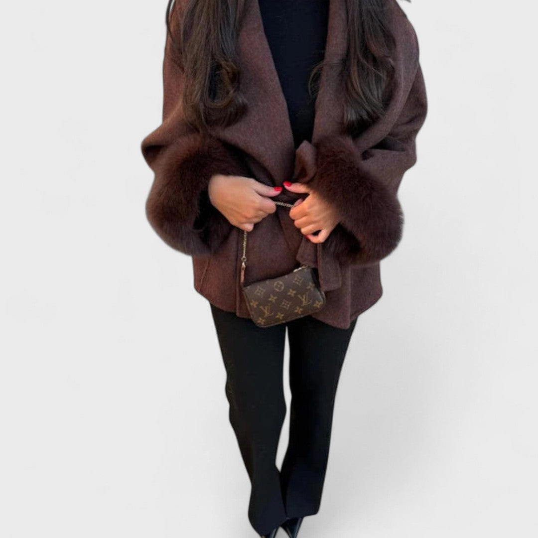 Karolina – Eleganter Mantel mit ökologischen Details aus Kunstfell
